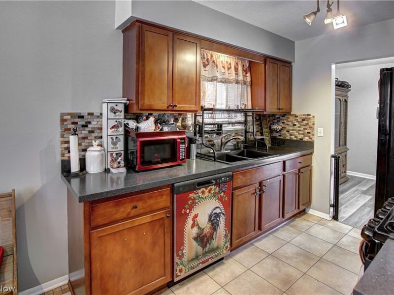 9559 Driftwood Drive, Olmsted Falls, OH 44138 Photo 3