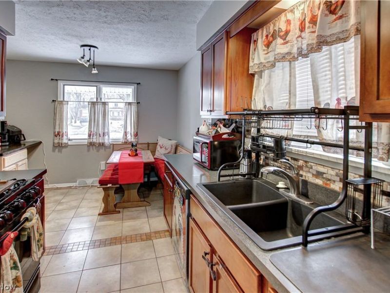 9559 Driftwood Drive, Olmsted Falls, OH 44138 Photo 5