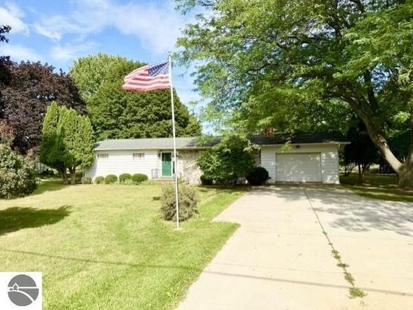1307 State Road S, Ithaca, MI 48847