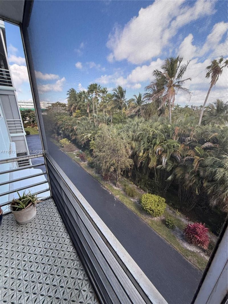 700 NE 14th Ave, Unit 409, Hallandale Beach, FL 33009 Photo