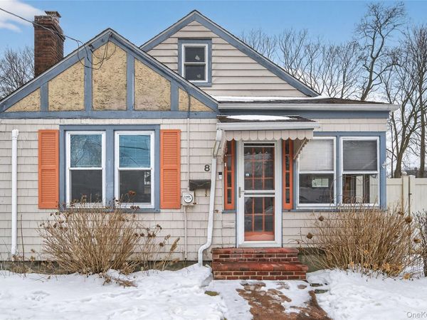 8 Henry Place, Bay Shore, NY 11706