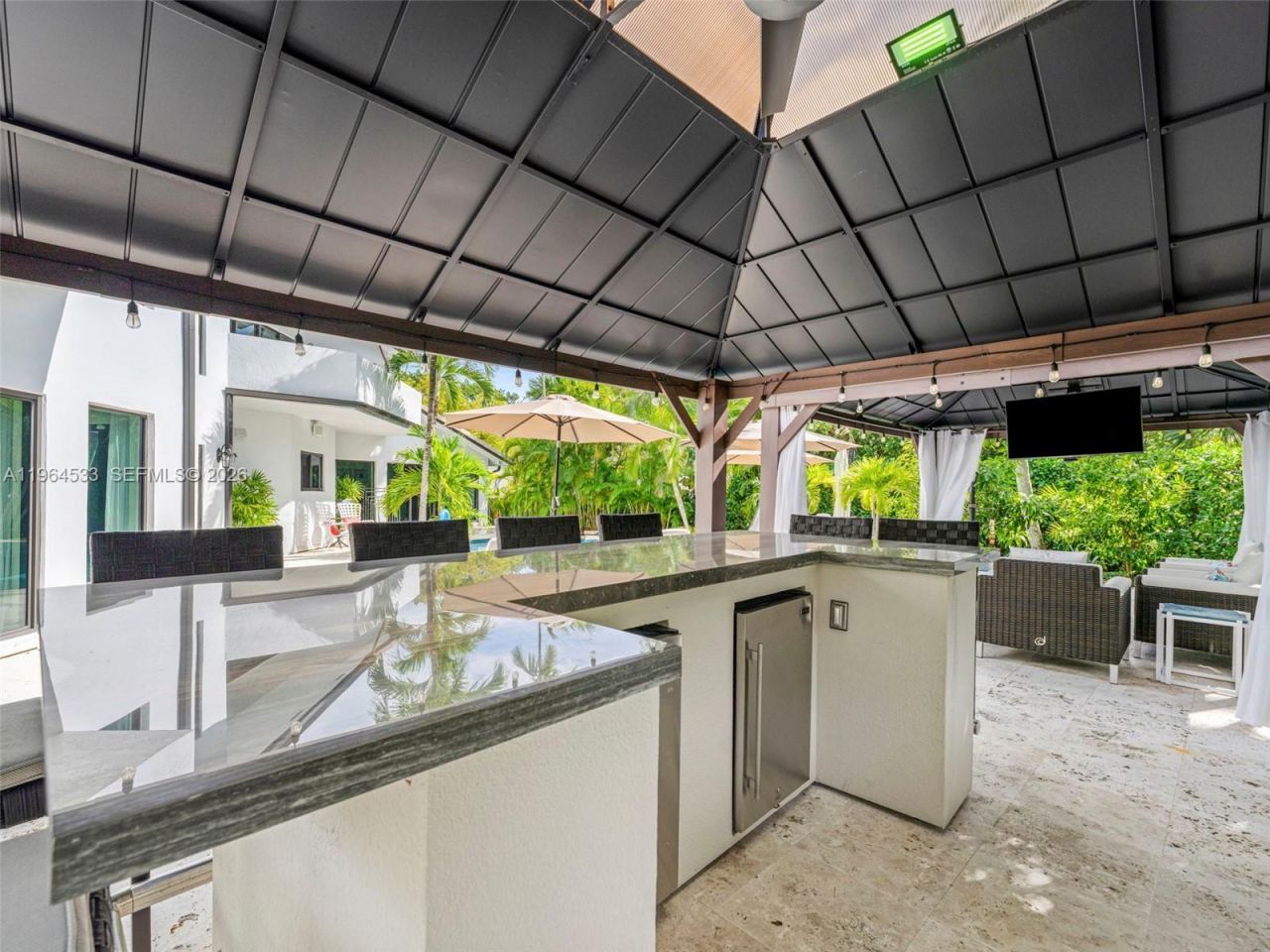 6180 Pine Tree Dr, Miami Beach, FL 33140 Photo