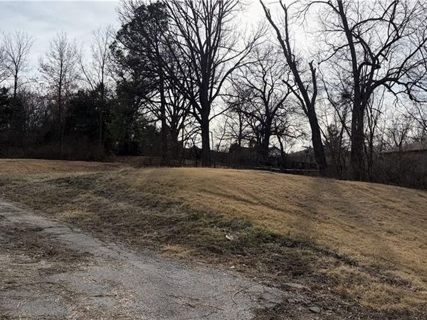 407 Maple Street, Leavenworth, KS 66048