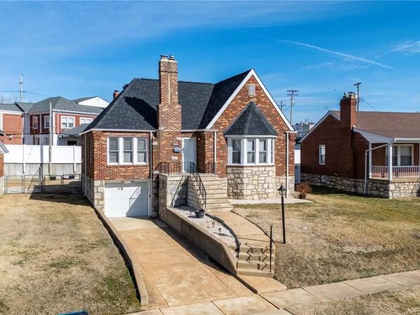 9018 Vasel Drive, St Louis, MO 63123