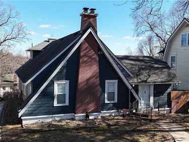 2011 Lovers Lane, St Joseph, MO 64505