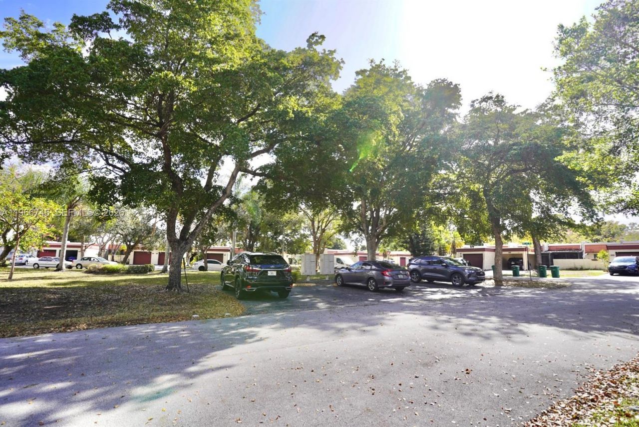 6555 NW 99th Ave, Unit B20, Tamarac, FL 33321 Photo