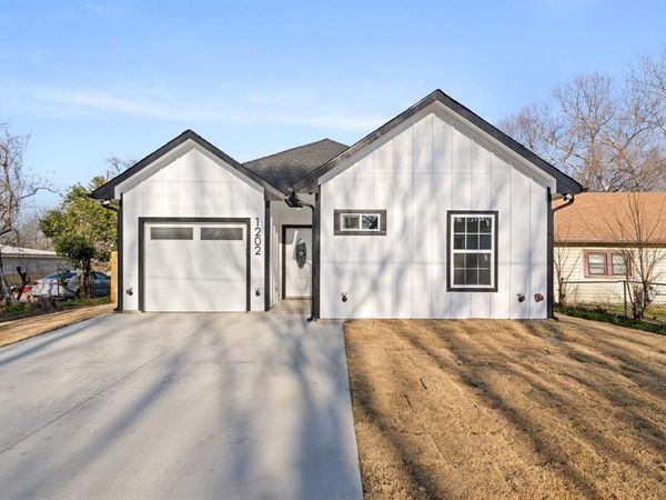 1202 N Breckenridge Street, Ennis, TX 75119
