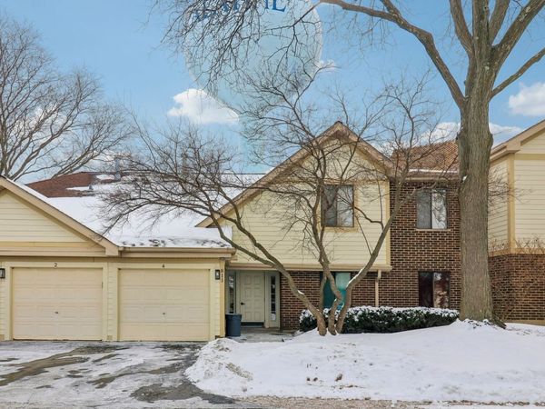 811 E Castle Court, Unit 2, Palatine, IL 60074