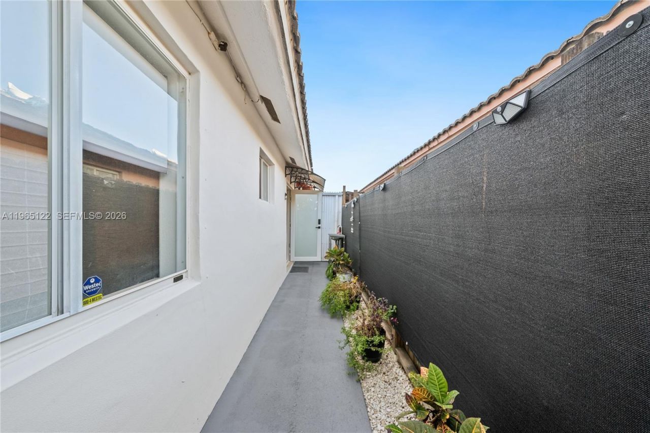 10095 NW 127th St , Hialeah Gardens, FL 33018 Photo