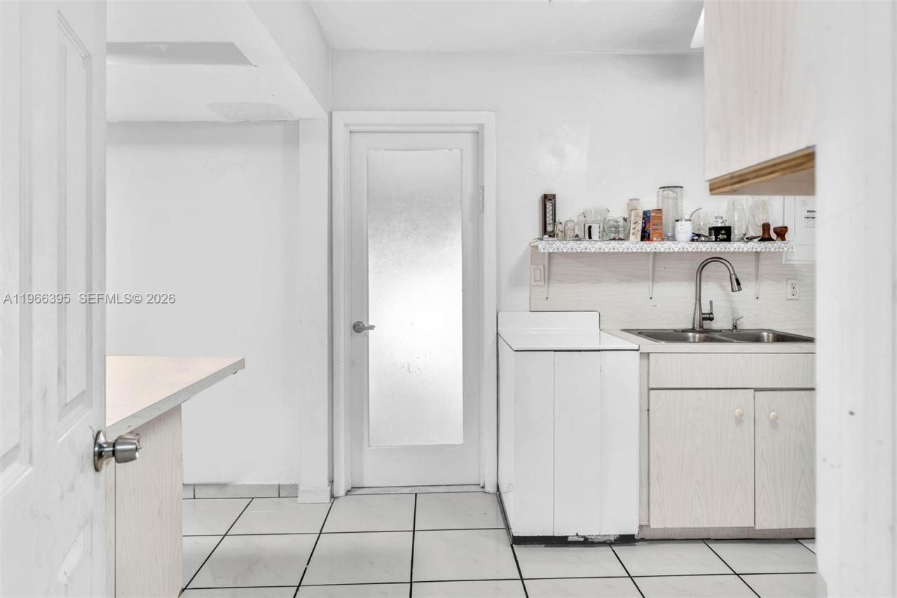 9524 Byron Ave , Surfside, FL 33154 Photo