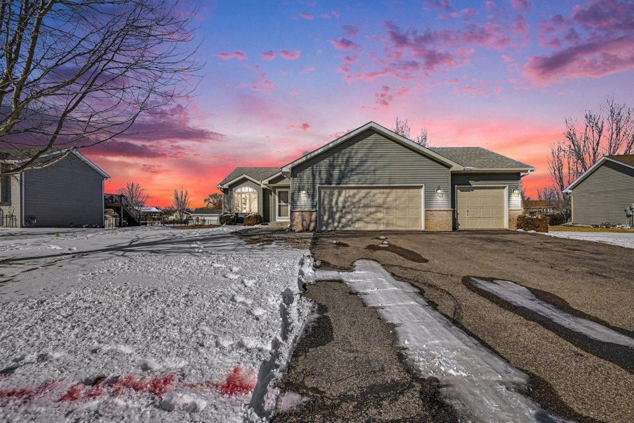 920 Sunrise Lane, Belle Plaine, MN 56011 Main Photo