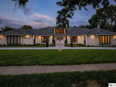 9901 Broadmoor Road, Omaha, NE 68114