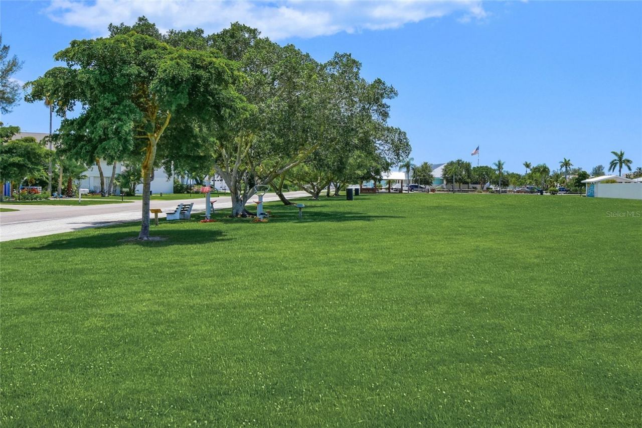 625 Dundee Lane, Holmes Beach, FL 34217 Photo