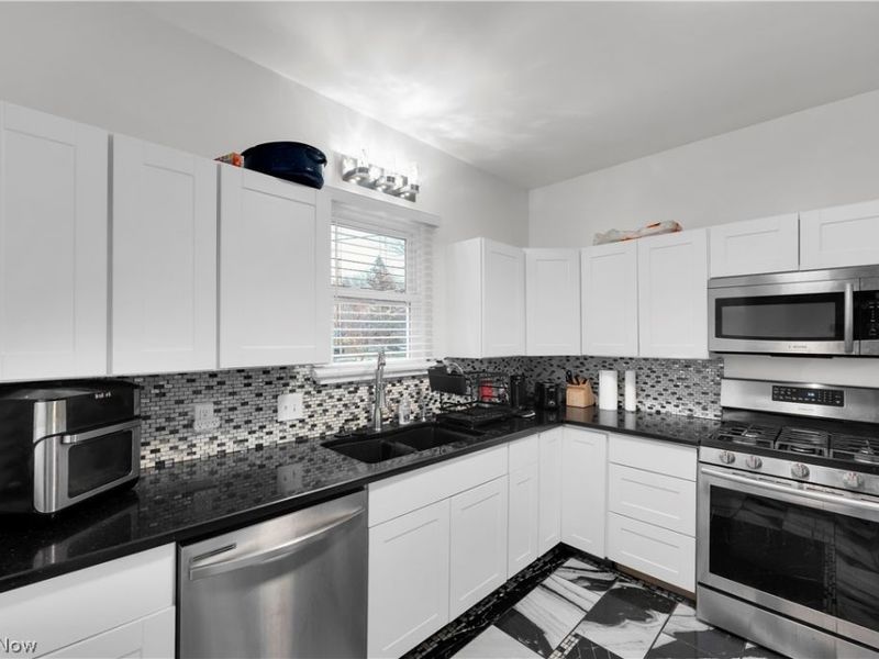 12015 Osceola Avenue, Cleveland, OH 44108 Photo 12