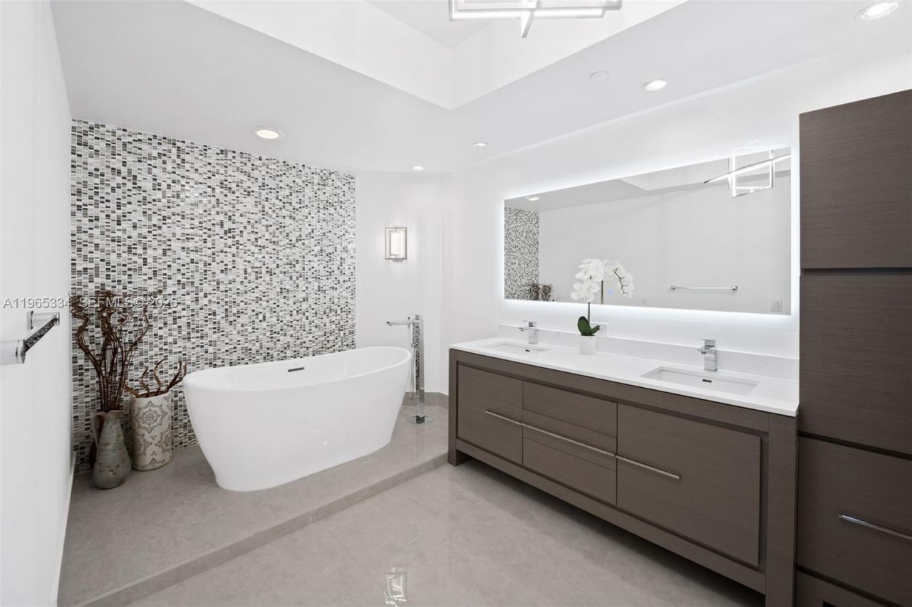 21150 NE 38 Ave, Unit 603, Aventura, FL 33180 Photo