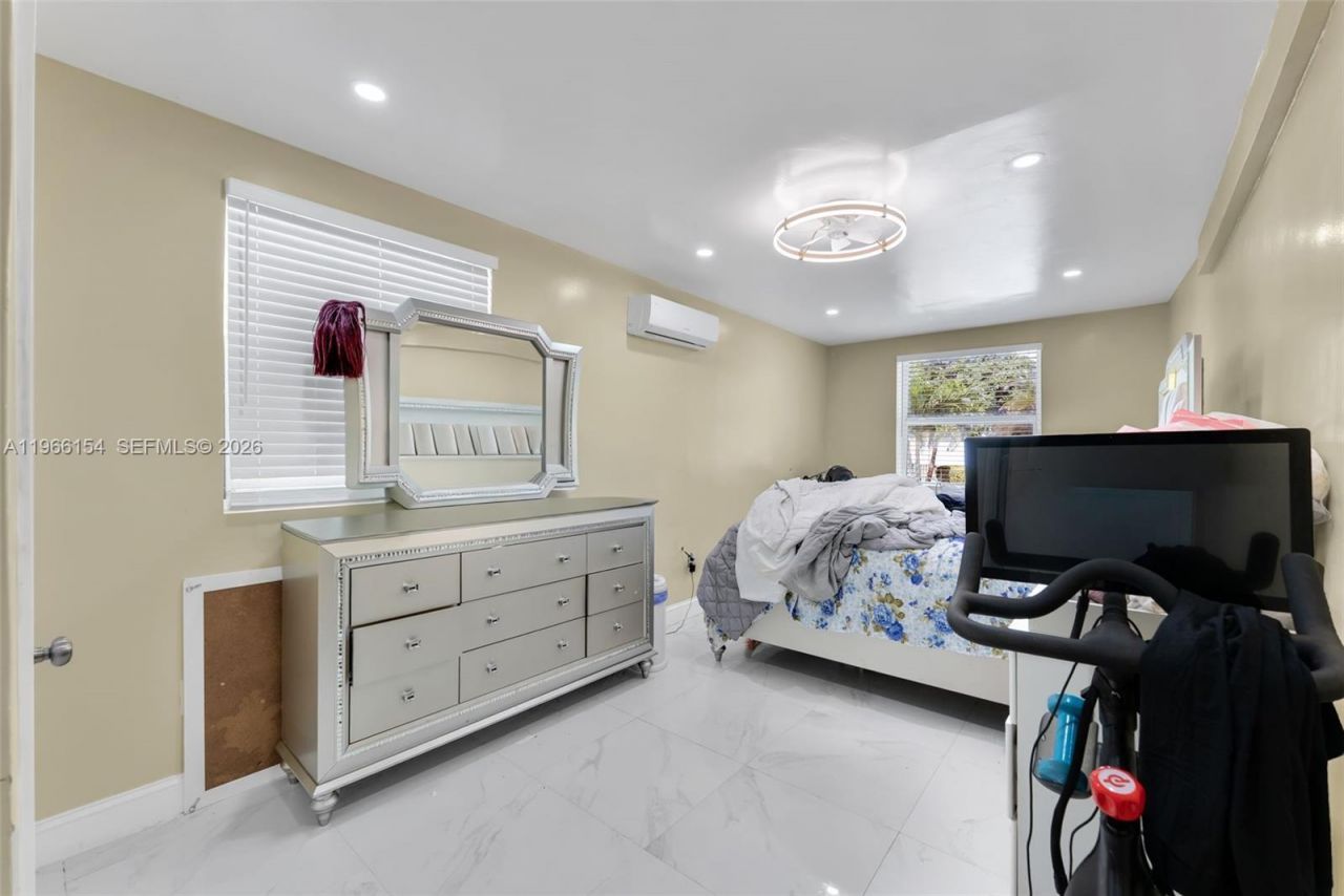 860 NE 142nd St , North Miami, FL 33161 Photo