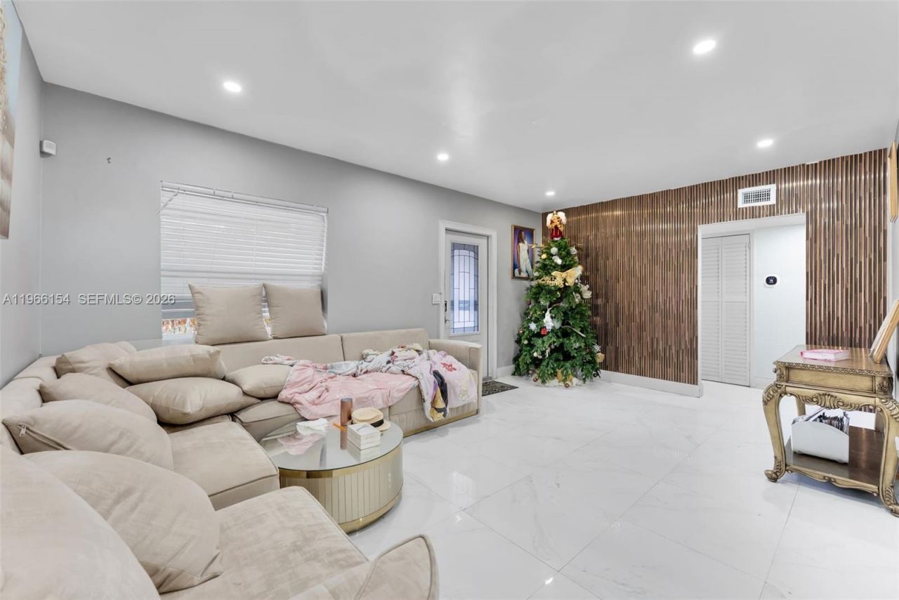 860 NE 142nd St , North Miami, FL 33161 Photo