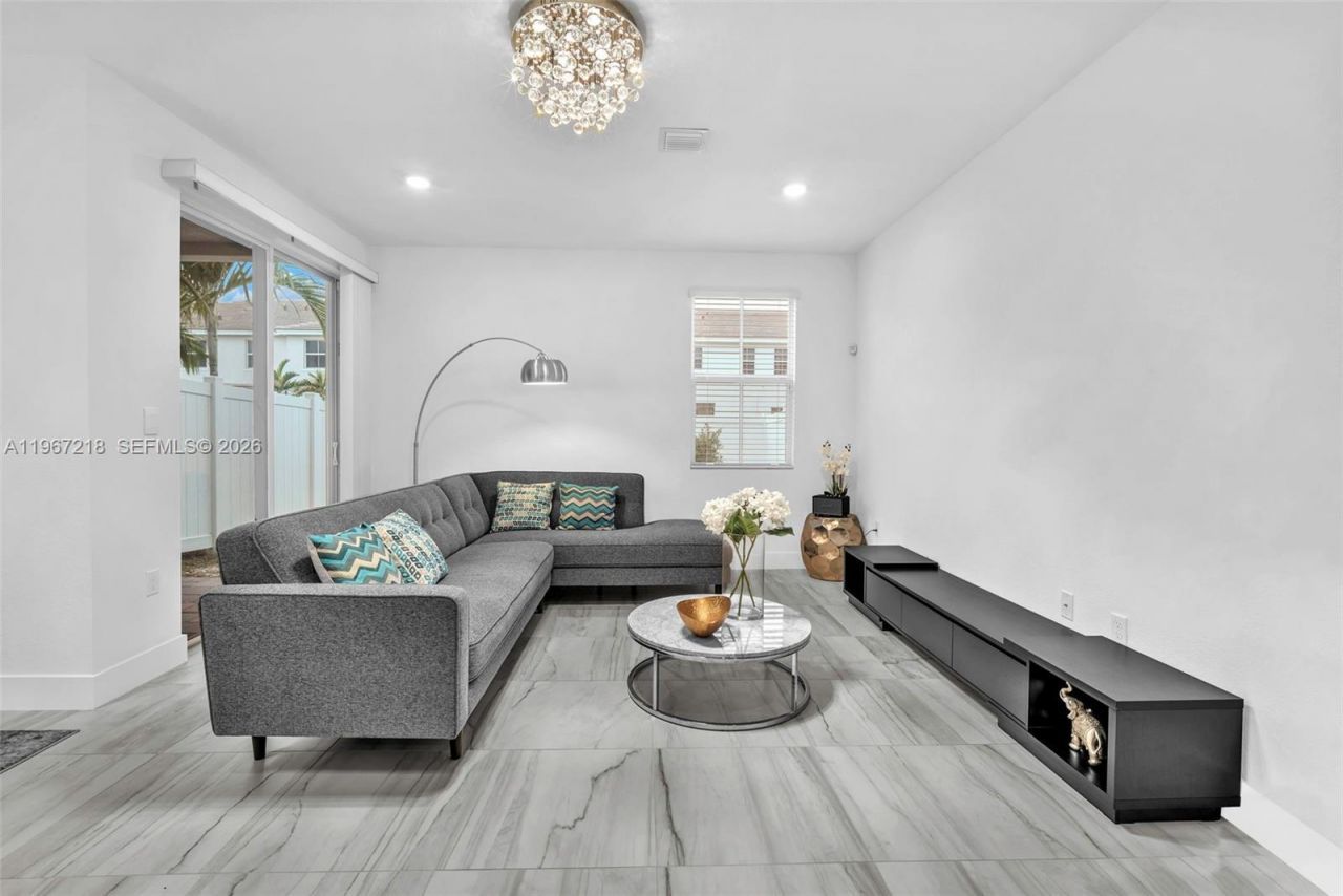 142 SW 170th Ave, Pembroke Pines, FL 33027 Photo