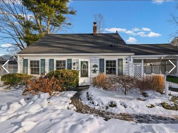 15 Primrose Lane, Levittown, NY 11756