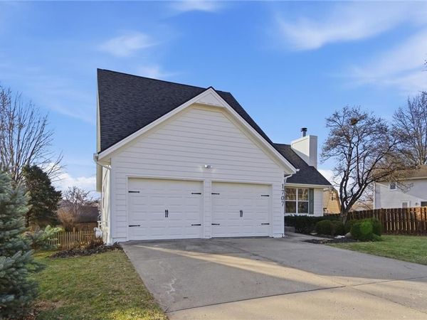 1707 NE Duchess Drive, Lee's Summit, MO 64086
