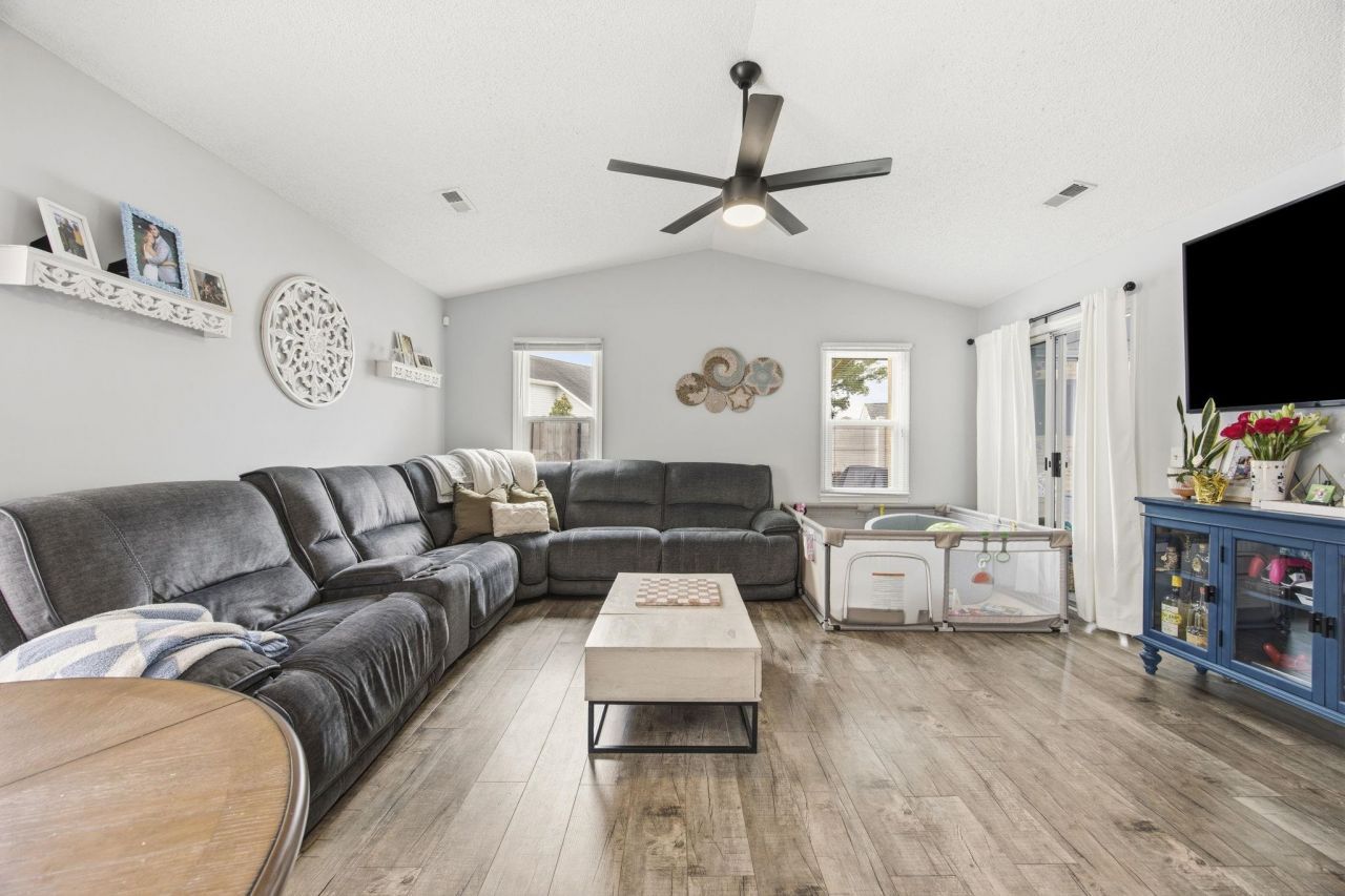 134 Coachman Ln. Photo 7