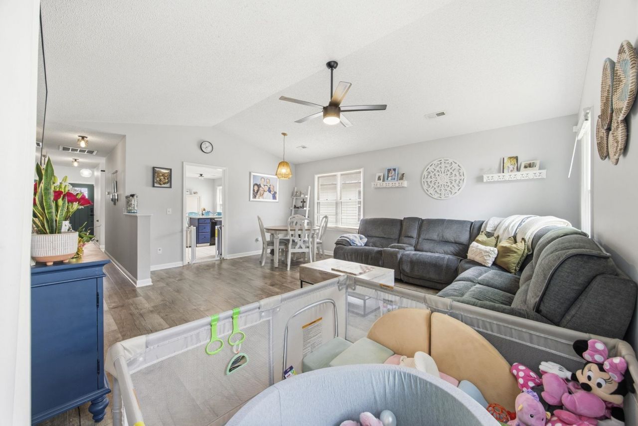 134 Coachman Ln. Photo 8