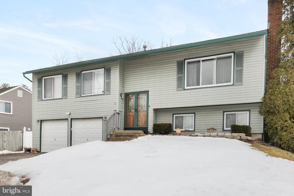 31 Pershing Lane, Sicklerville, NJ 08081 Main Photo