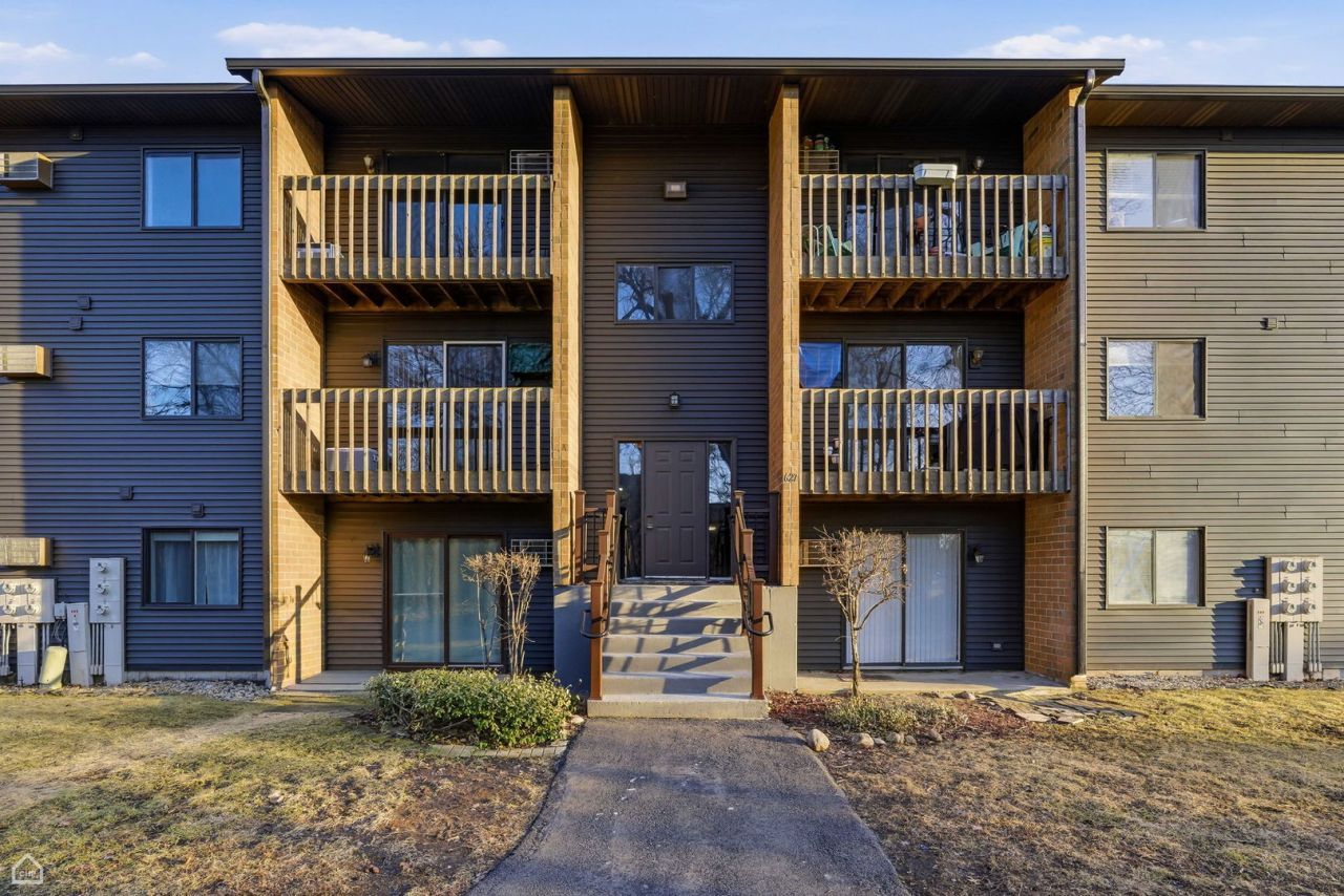 627 Virginia Road, Unit 111, Crystal Lake, IL 60014 Main Photo