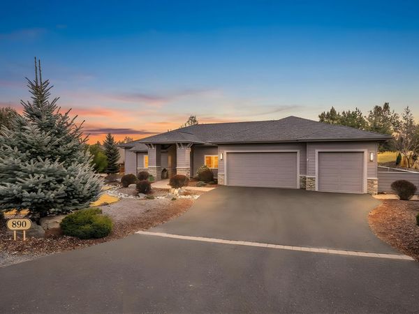 890 Cinnamon Teal Drive, Redmond, OR 97756