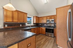 1020 Phyllis St. photo 4