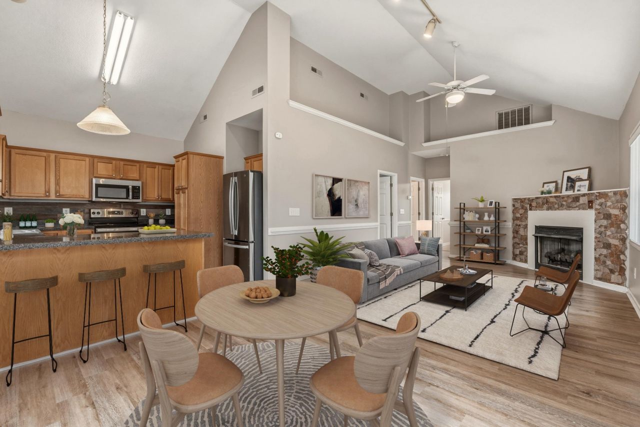 1020 Phyllis St. Photo 4