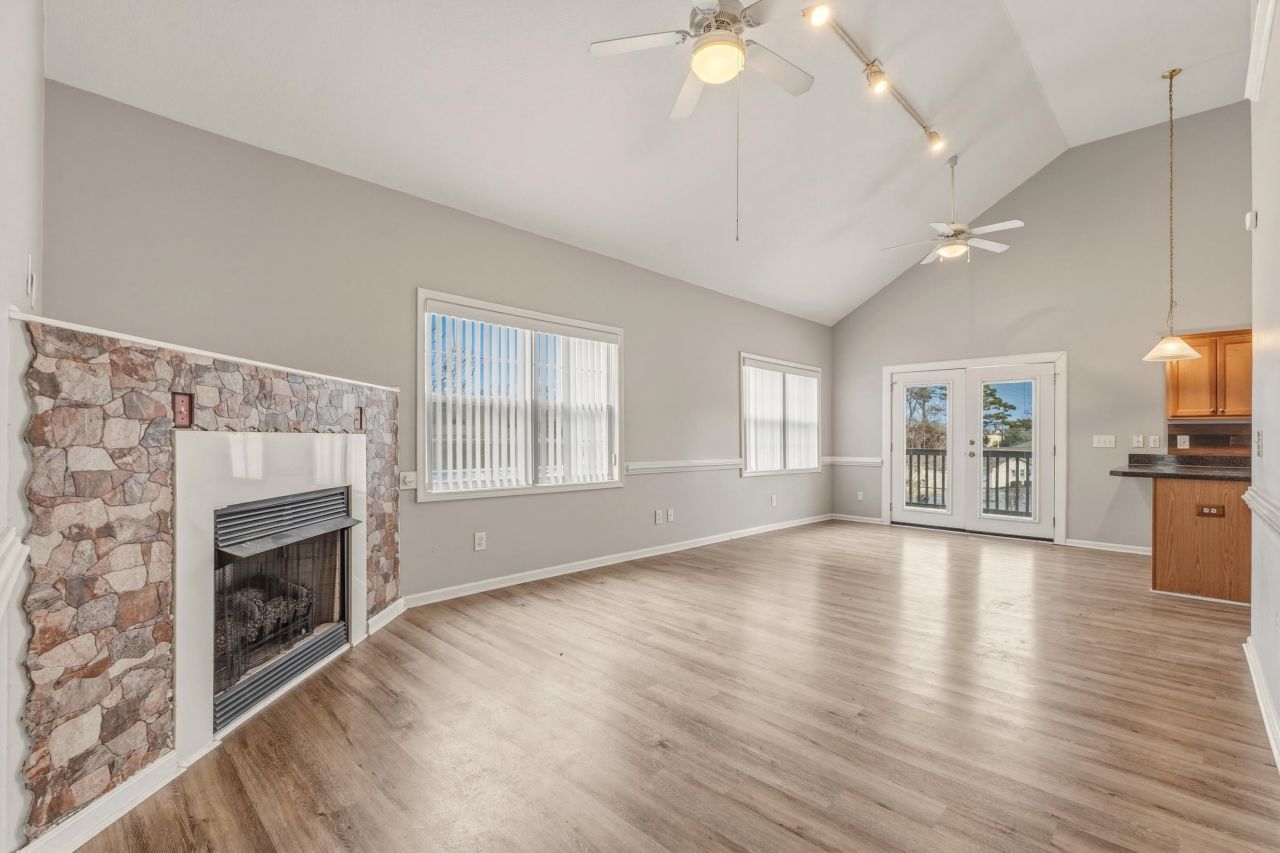 1020 Phyllis St. Photo 5