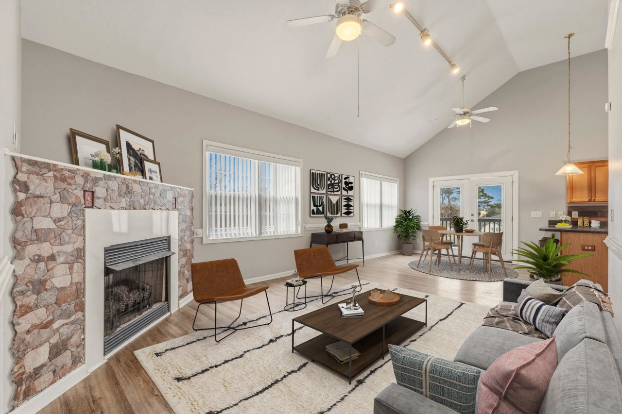 1020 Phyllis St. Photo 6