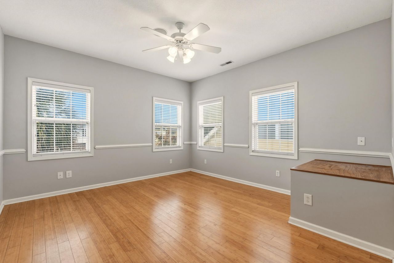 1020 Phyllis St.  Photo 7