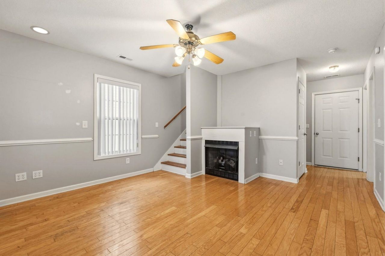 1020 Phyllis St. Photo 9