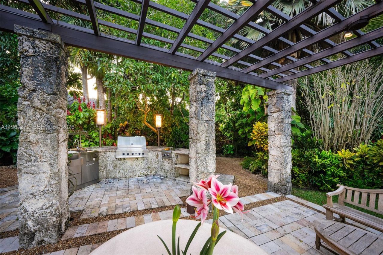 4867 SW 82nd St , Miami, FL 33143 Photo