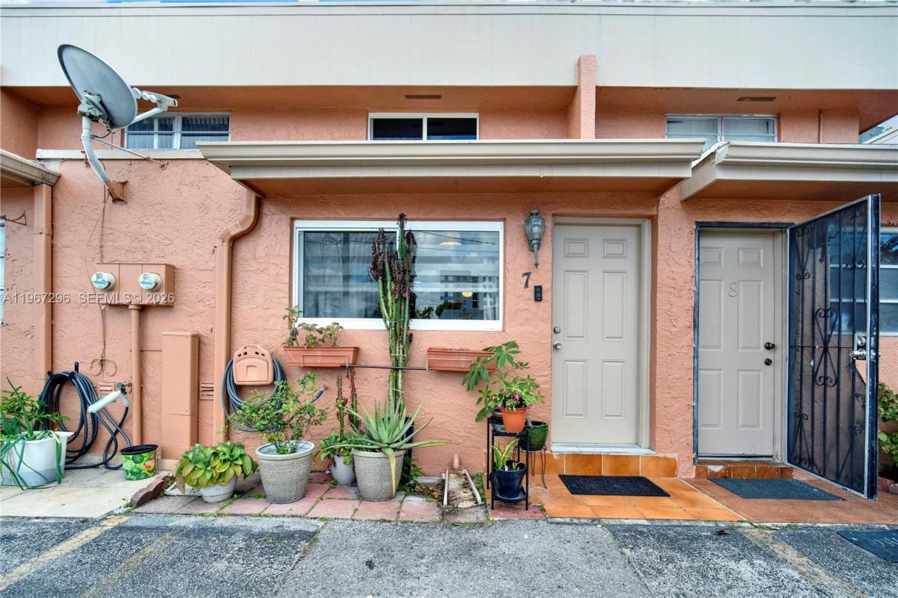 10881 SW 6th St, Unit 7, Sweetwater, FL 33174 Photo