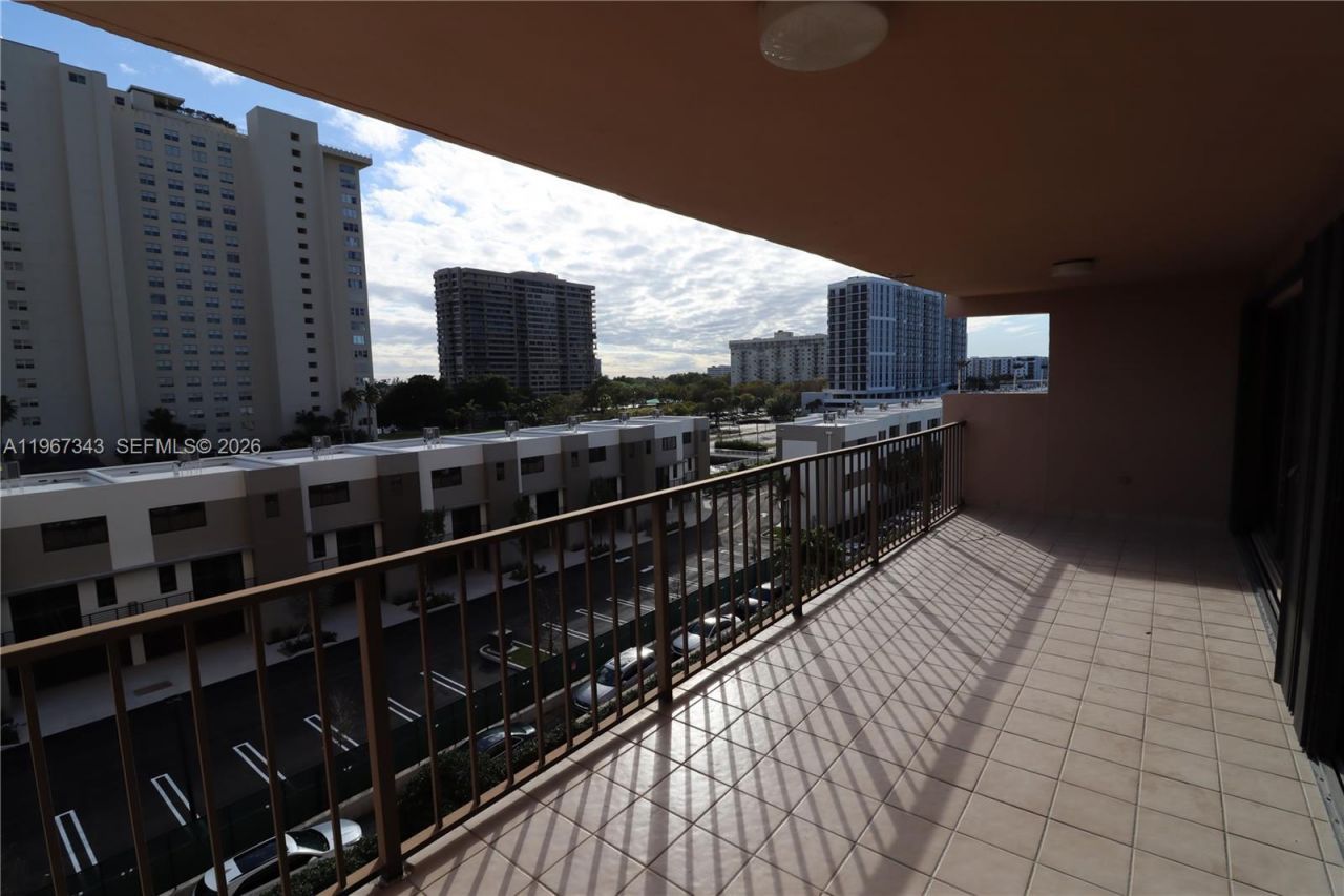 1800 NE 114th St, Unit 608, Miami, FL 33181 Photo