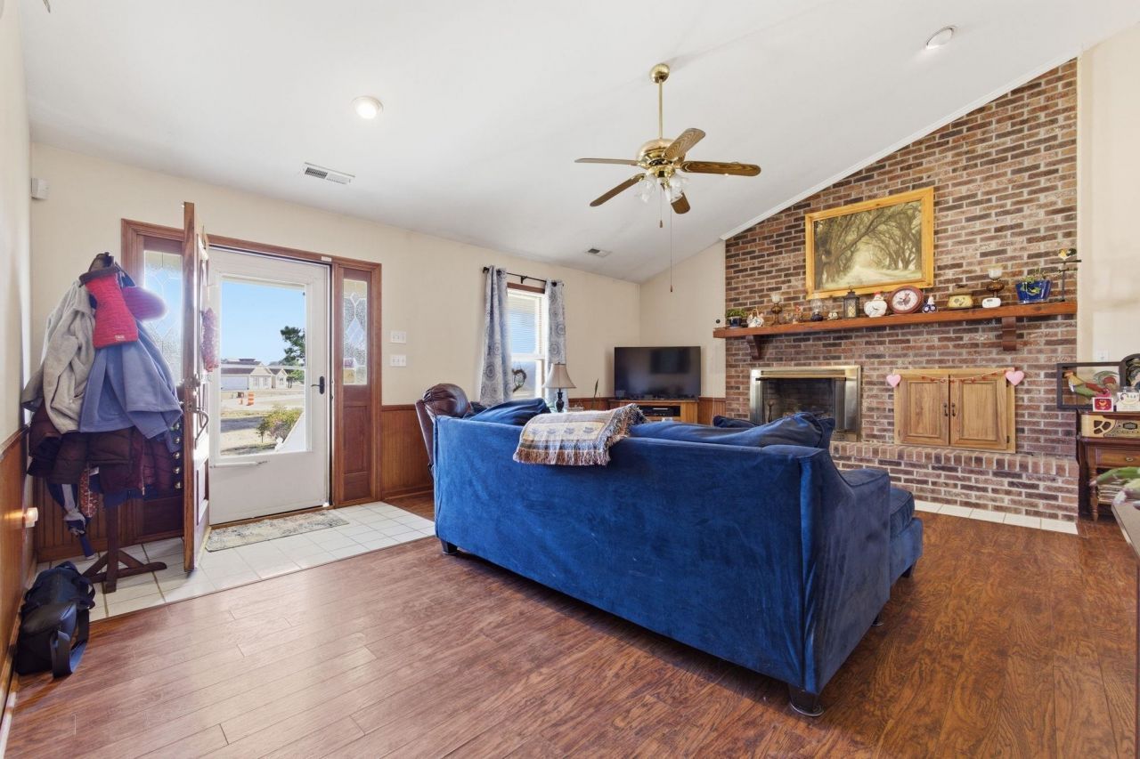 5694 Spring Beauty Dr. Photo 7