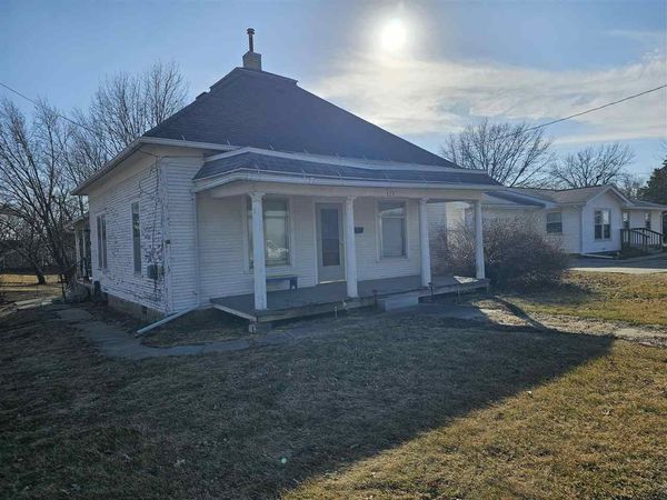 419 W Jackson St, Sigourney, IA 52591