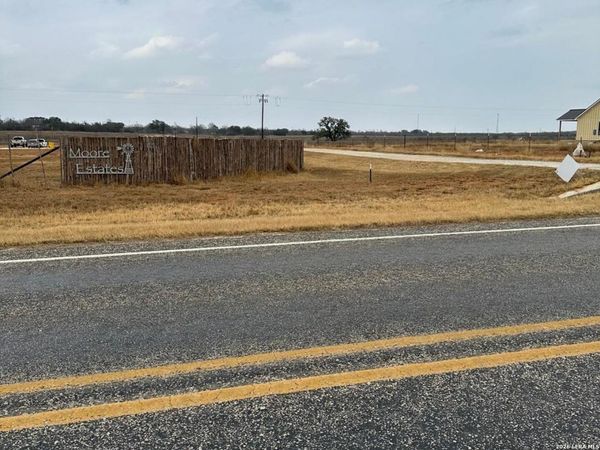 300 E Fm 462, Moore, TX 78057
