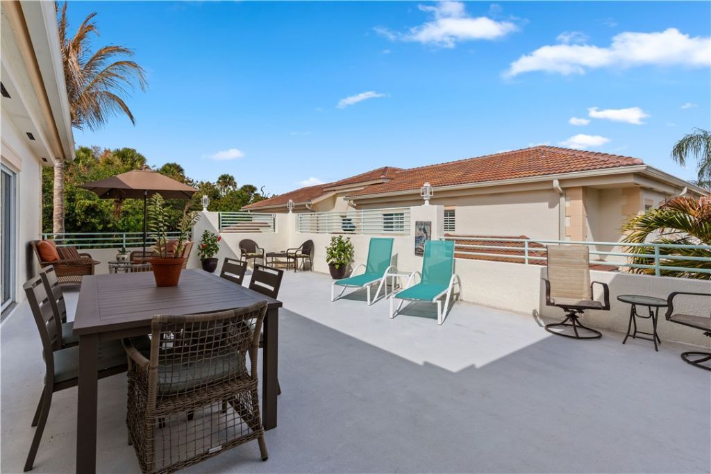 504 7th Square, Unit 201, Vero Beach, FL 32962 Photo