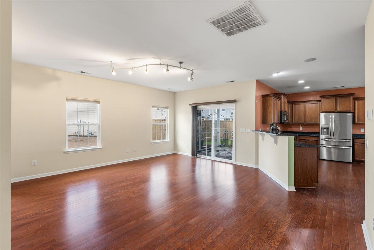 187 Charlesfort Way Photo 8