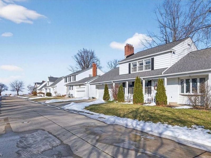 71 Lake Edge Drive, Euclid, OH 44123 Photo 3