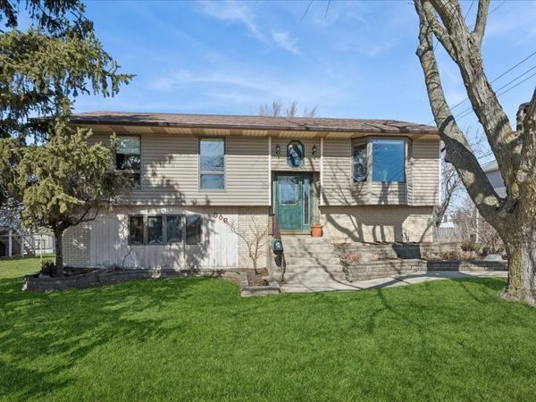 906 E Streamwood Boulevard, Streamwood, IL 60107