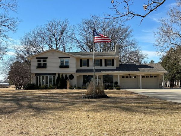 112 S 16th Avenue, Winterset, IA 50273