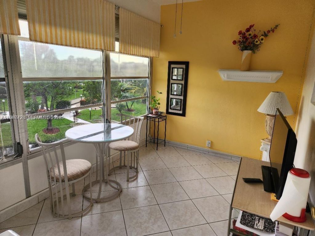 4806 NW 36th St , Unit 607, Lauderdale Lakes, FL 33319 Photo