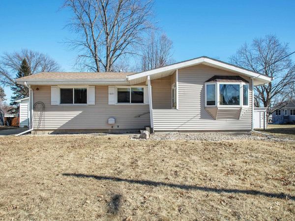 1021 2nd St SE, Waverly, IA 50677