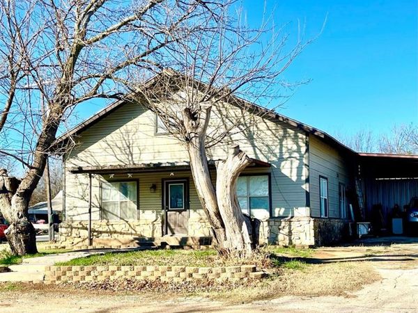 209 N Bowie Street , Jacksboro, TX 76458