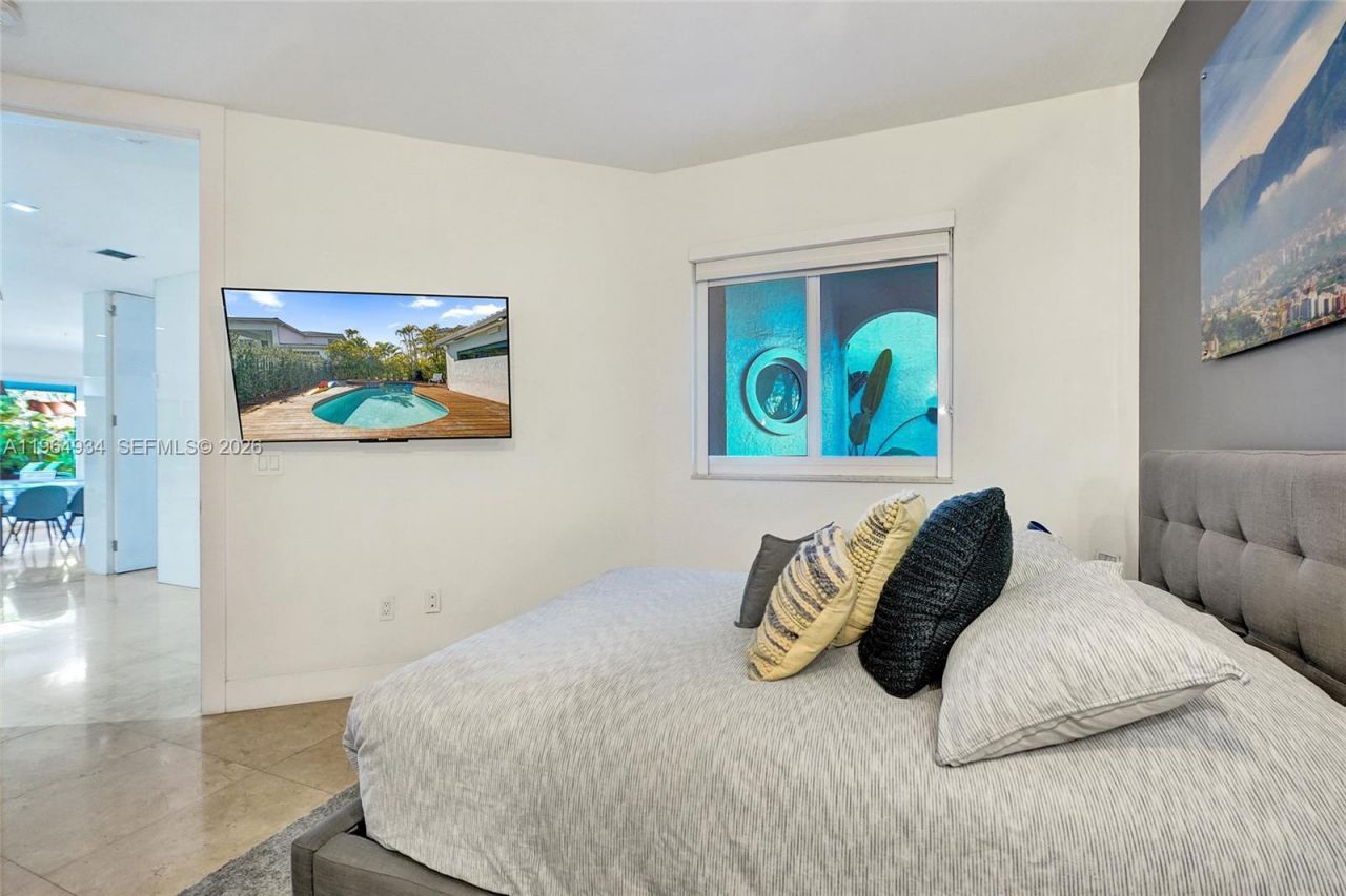 1662 Diplomat Dr, Miami, FL 33179 Photo